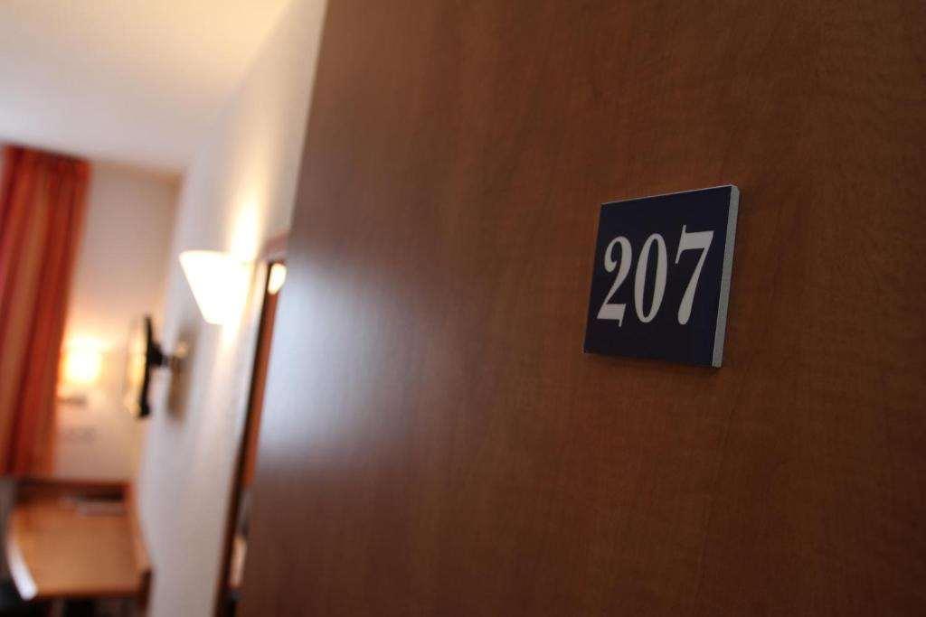 Brit Hotel Confort Villeneuve Sur Lot Bias  Room photo