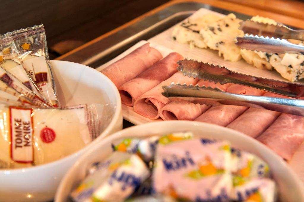 Brit Hotel Confort Villeneuve Sur Lot Bias  Restaurant photo